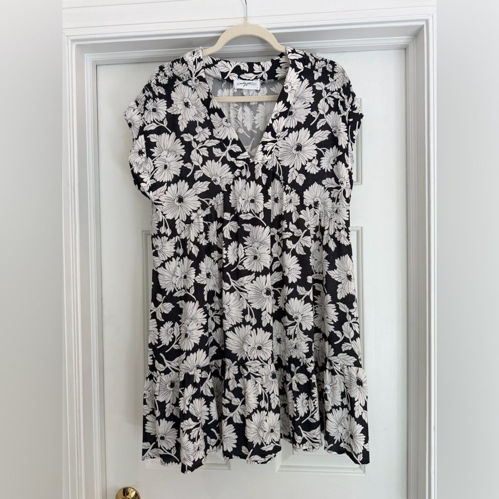 CJLA Black & White Floral V-Neck Mini Dress Sz S, With Pockets.